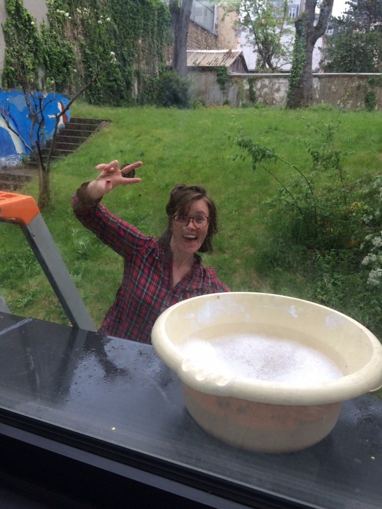 Séance de lavage des carreaux à la Maison Fraternelle